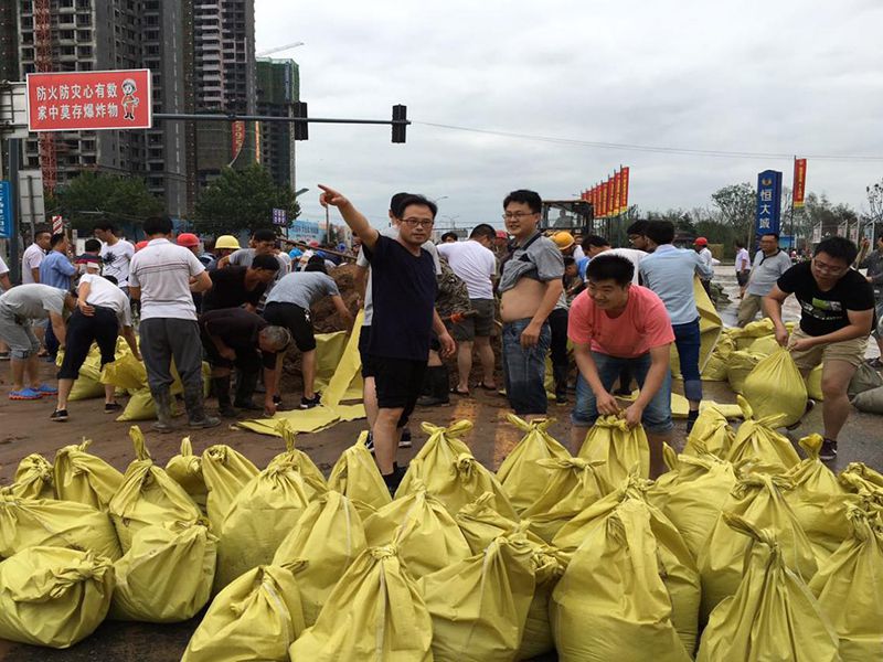 2016年7月20日，集團(tuán)公司組織員工參與“安陽(yáng)7·19特大洪水”搶險(xiǎn)救災(zāi)工作。